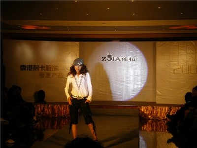 耐卡服飾春夏產(chǎn)品發(fā)布會廣告設計 廣州大舞臺的時尚盛宴